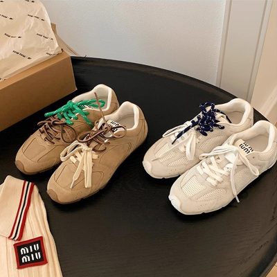Sepatu kets berenda retro