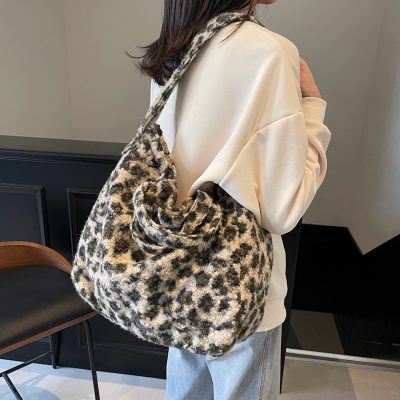 Leopard print stud for autumn and winter shoulder bag
