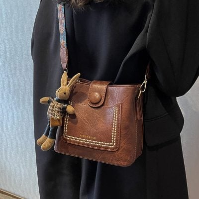 Wide shoulder strap three-dimensional messenger bag