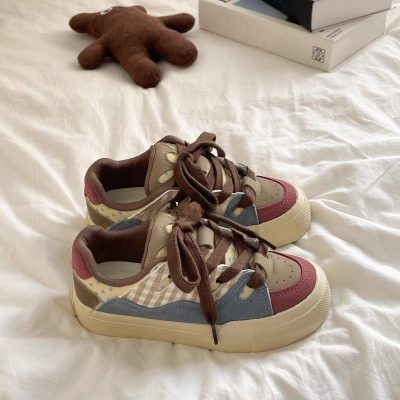Versatile contrast color board shoes