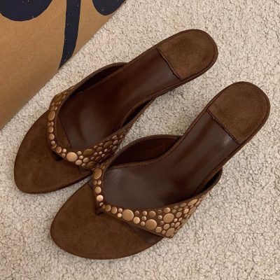 Brown flip-flops sandalsh­oes