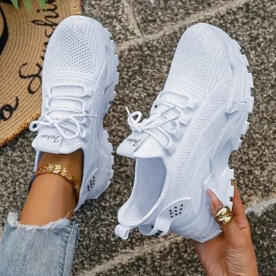 Low-cut breathable heightened sport shoe